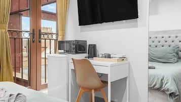 Tabla de planchar con plancha, wifi, ropa de cama