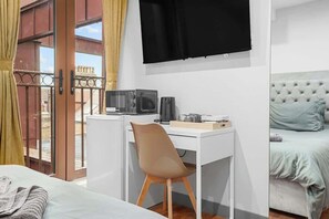Iron/ironing board, WiFi, bed sheets - Stylish Ensuite Room Near Ilford Station & SKY Bar (London)