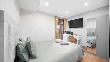 Tabla de planchar con plancha, wifi, ropa de cama