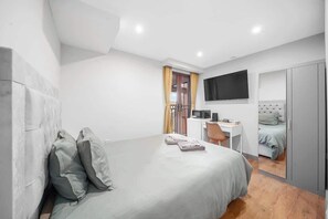 Iron/ironing board, WiFi, bed sheets - Stylish Ensuite Room Near Ilford Station & SKY Bar (London)