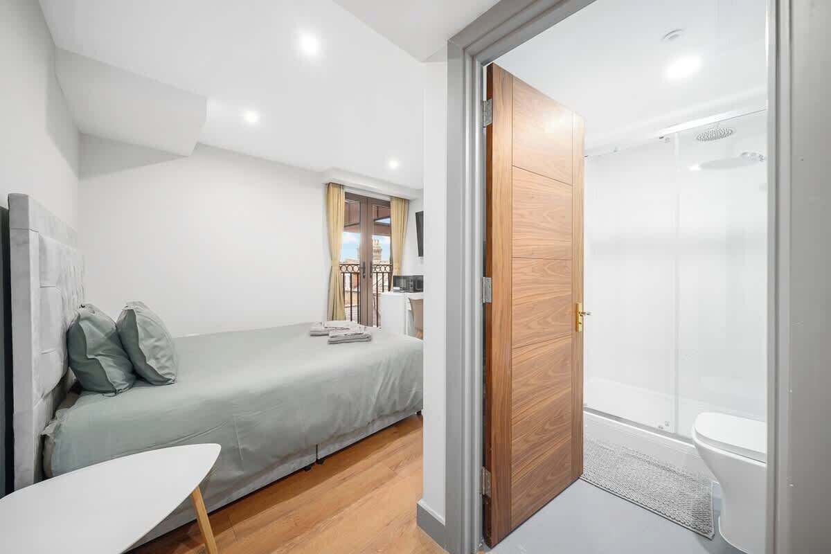 Tabla de planchar con plancha, wifi, ropa de cama