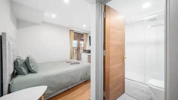 Tabla de planchar con plancha, wifi, ropa de cama
