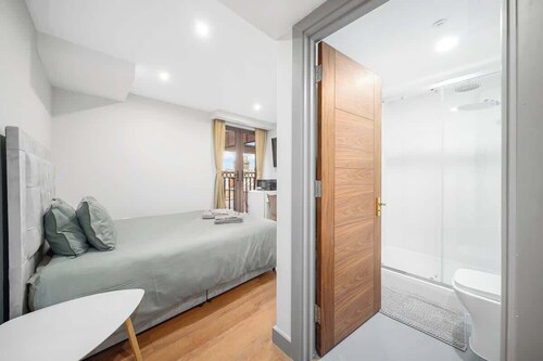 Stylish Ensuite Room Near Ilford Station & SKY Bar