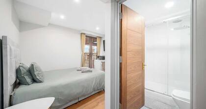 Stylish Ensuite Room Near Ilford Station & SKY Bar