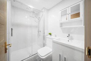 Shower, hair dryer, shampoo - Stylish Ensuite Room Near Ilford Station & SKY Bar (London)