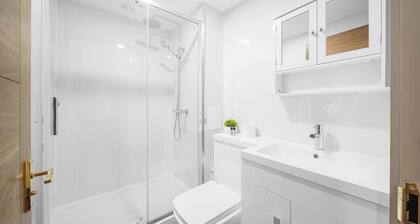Stylish Ensuite Room Near Ilford Station & SKY Bar