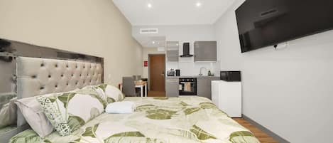 Desk, iron/ironing board, WiFi, bed sheets