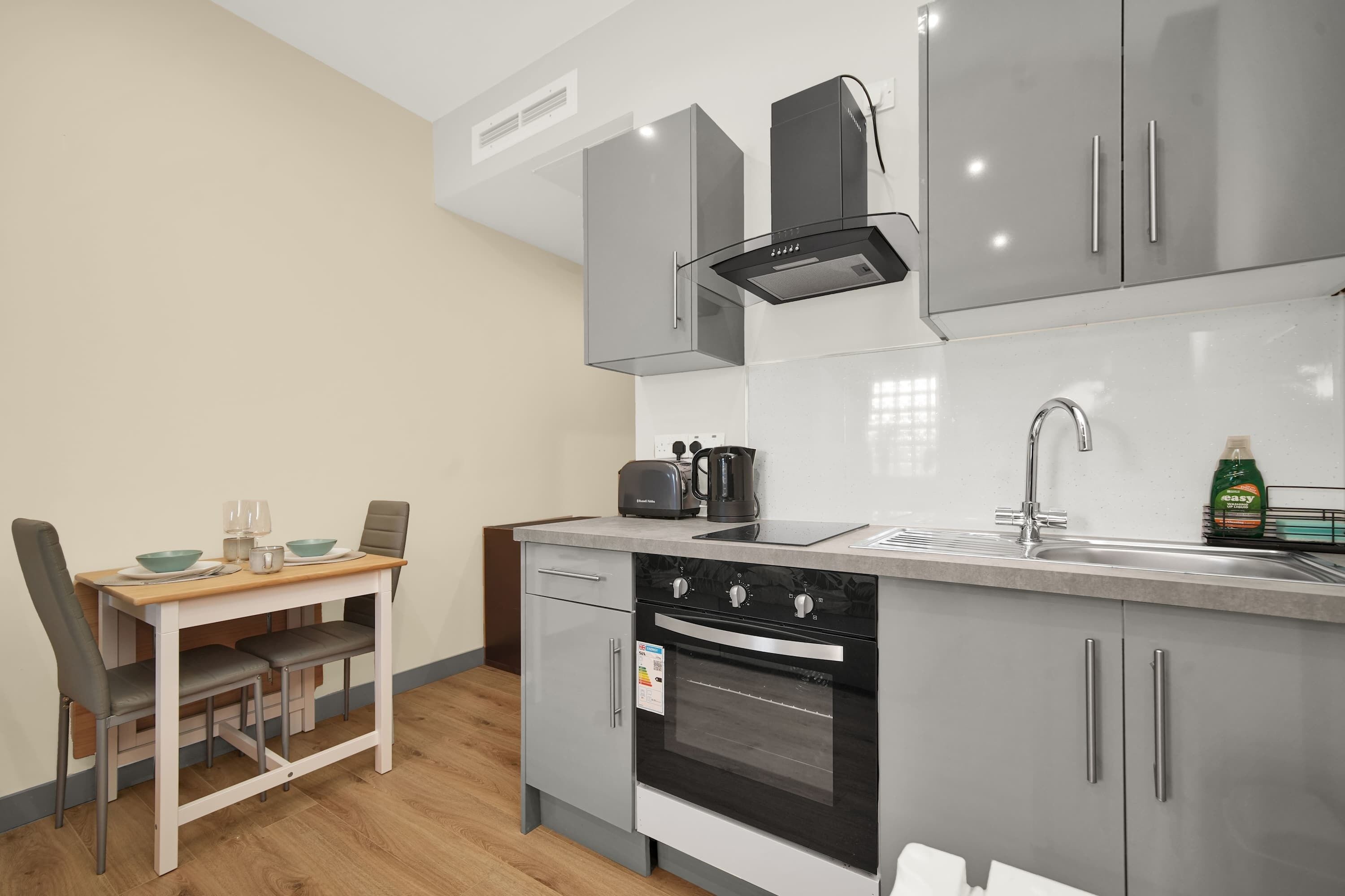 Microondas, horno, placa de cocina y cafetera o tetera