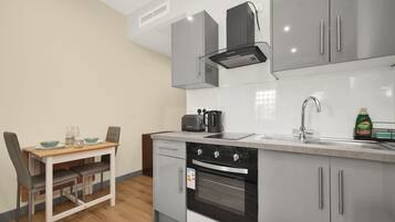 Microondas, horno, placa de cocina y cafetera o tetera