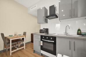 Microondas, horno, placa de cocina y cafetera o tetera