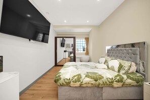 Escritorio, tabla de planchar con plancha, wifi y ropa de cama