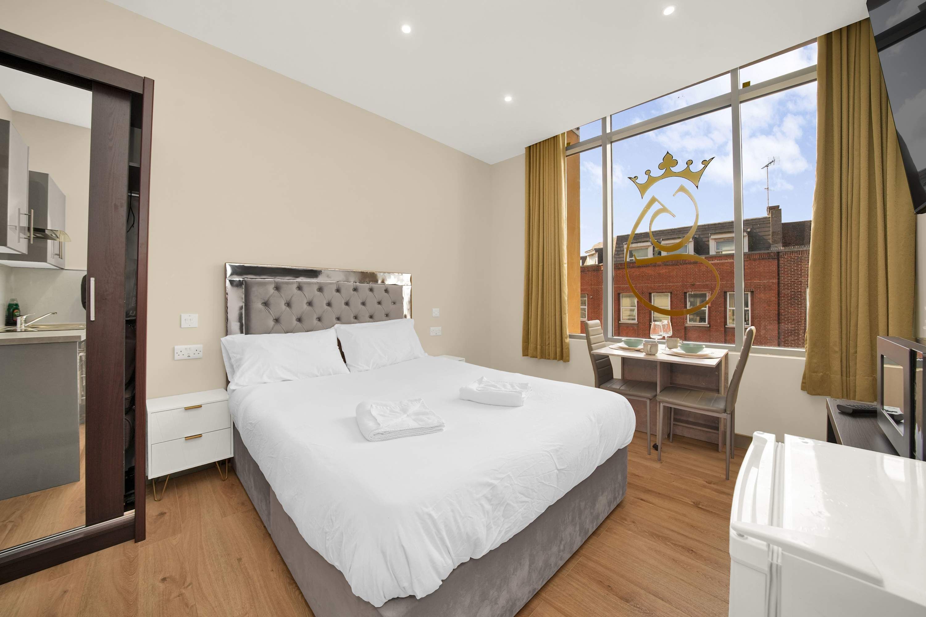 Tabla de planchar con plancha, wifi, ropa de cama
