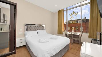 Tabla de planchar con plancha, wifi, ropa de cama