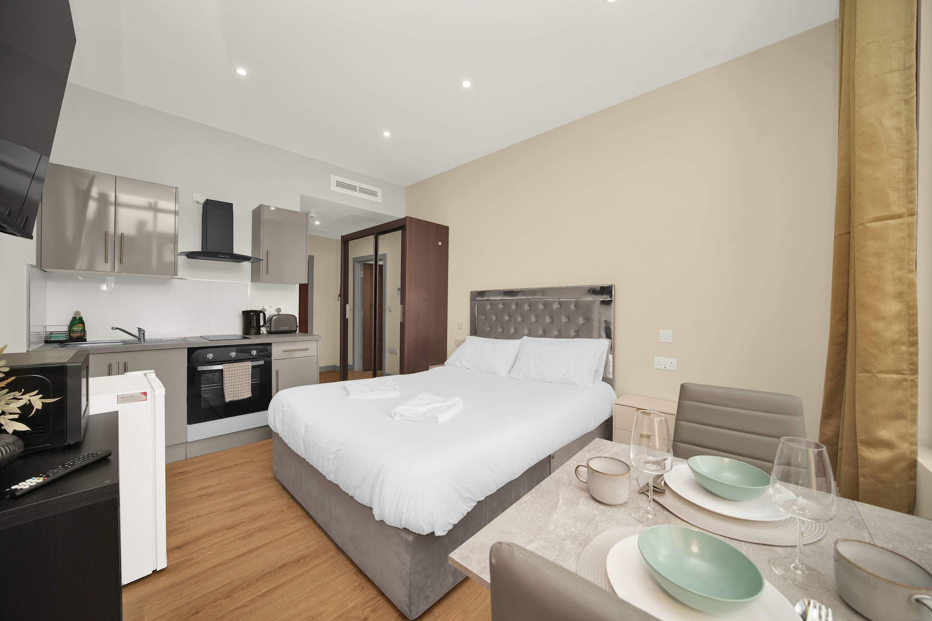 Tabla de planchar con plancha, wifi, ropa de cama