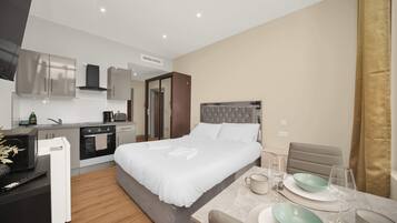 Tabla de planchar con plancha, wifi, ropa de cama