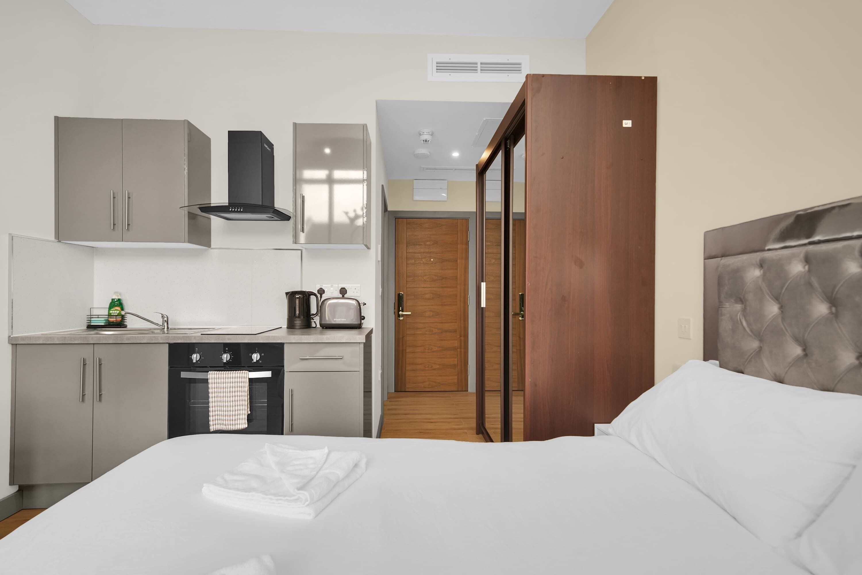 Iron/ironing board, WiFi, bed sheets