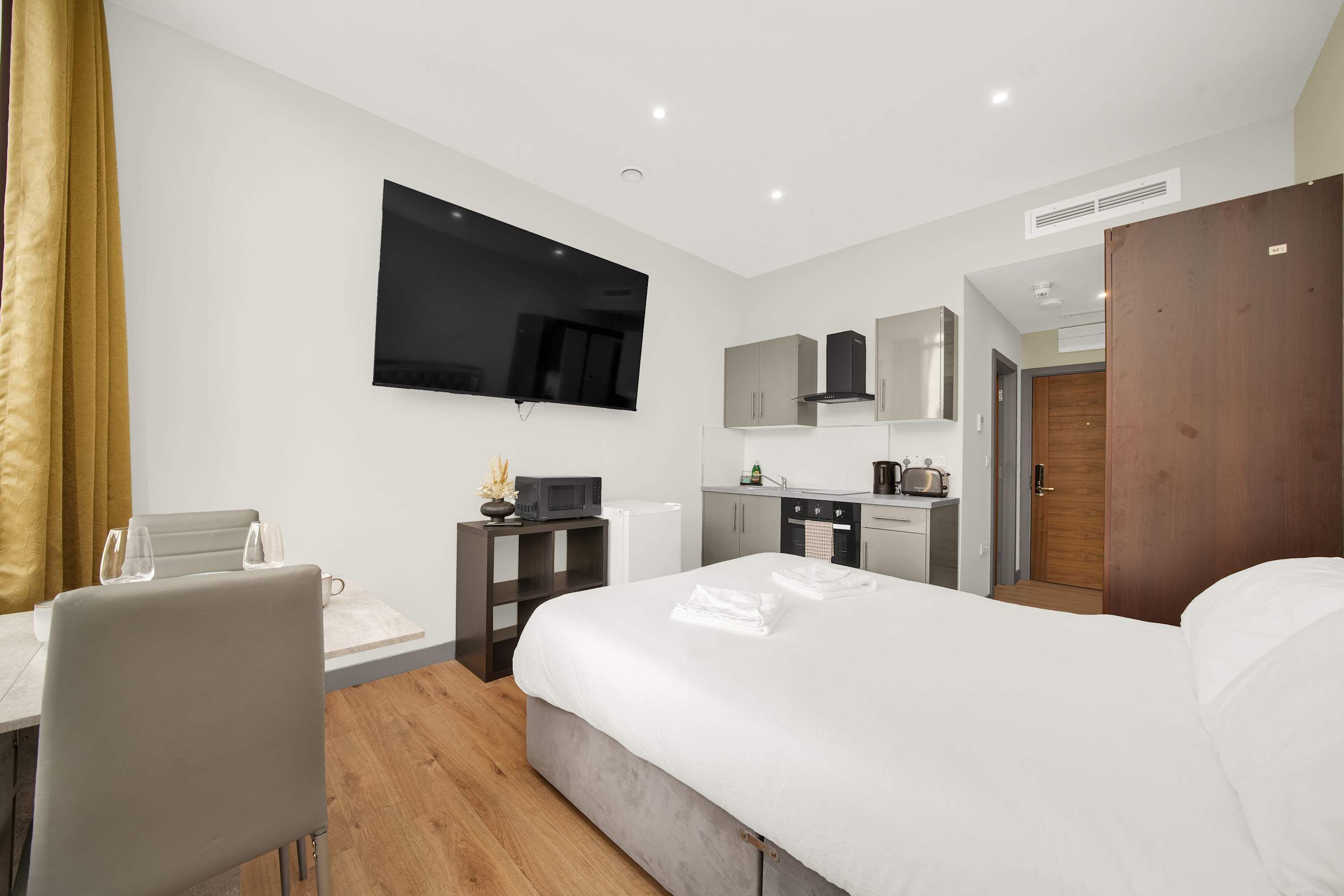 Tabla de planchar con plancha, wifi, ropa de cama