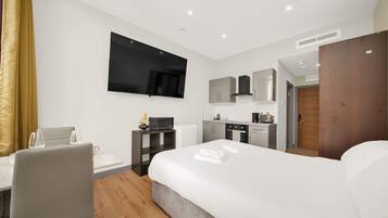 Tabla de planchar con plancha, wifi, ropa de cama