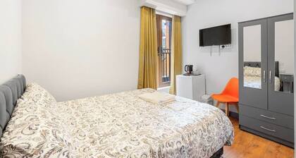 Modern Ilford Double Room w/ Rooftop Bar Access