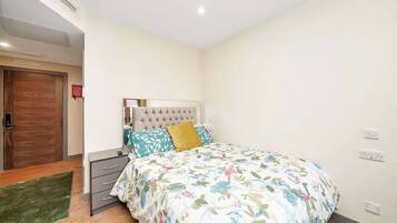 Tabla de planchar con plancha, wifi, ropa de cama