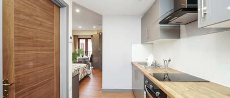 Micro-ondes, four, plaque de cuisson, cafetiĂšre/bouilloire