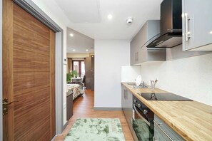 Microondas, horno, placa de cocina y cafetera o tetera