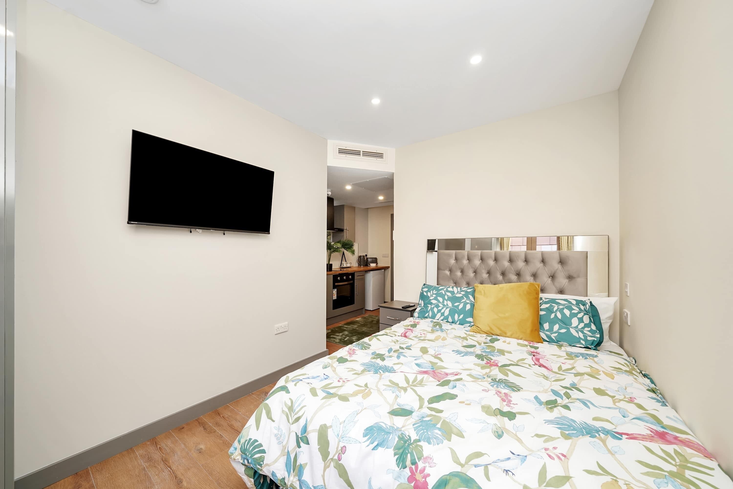 Tabla de planchar con plancha, wifi, ropa de cama