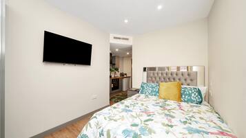 Tabla de planchar con plancha, wifi, ropa de cama