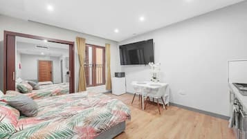 Iron/ironing board, WiFi, bed sheets