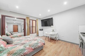 Tabla de planchar con plancha, wifi, ropa de cama