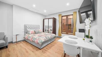 Tabla de planchar con plancha, wifi, ropa de cama