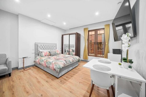Stylish Serviced Apartment w/ Rooftop Sky Bar
