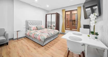 Stylish Serviced Apartment w/ Rooftop Sky Bar