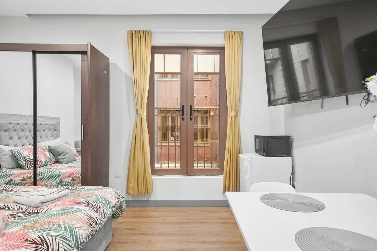 Tabla de planchar con plancha, wifi, ropa de cama