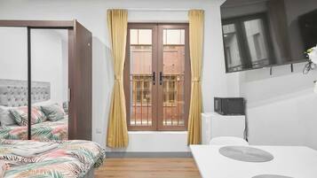 Tabla de planchar con plancha, wifi, ropa de cama