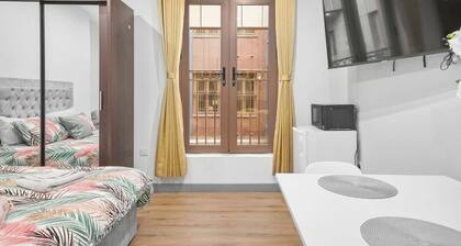 Stylish Serviced Apartment w/ Rooftop Sky Bar