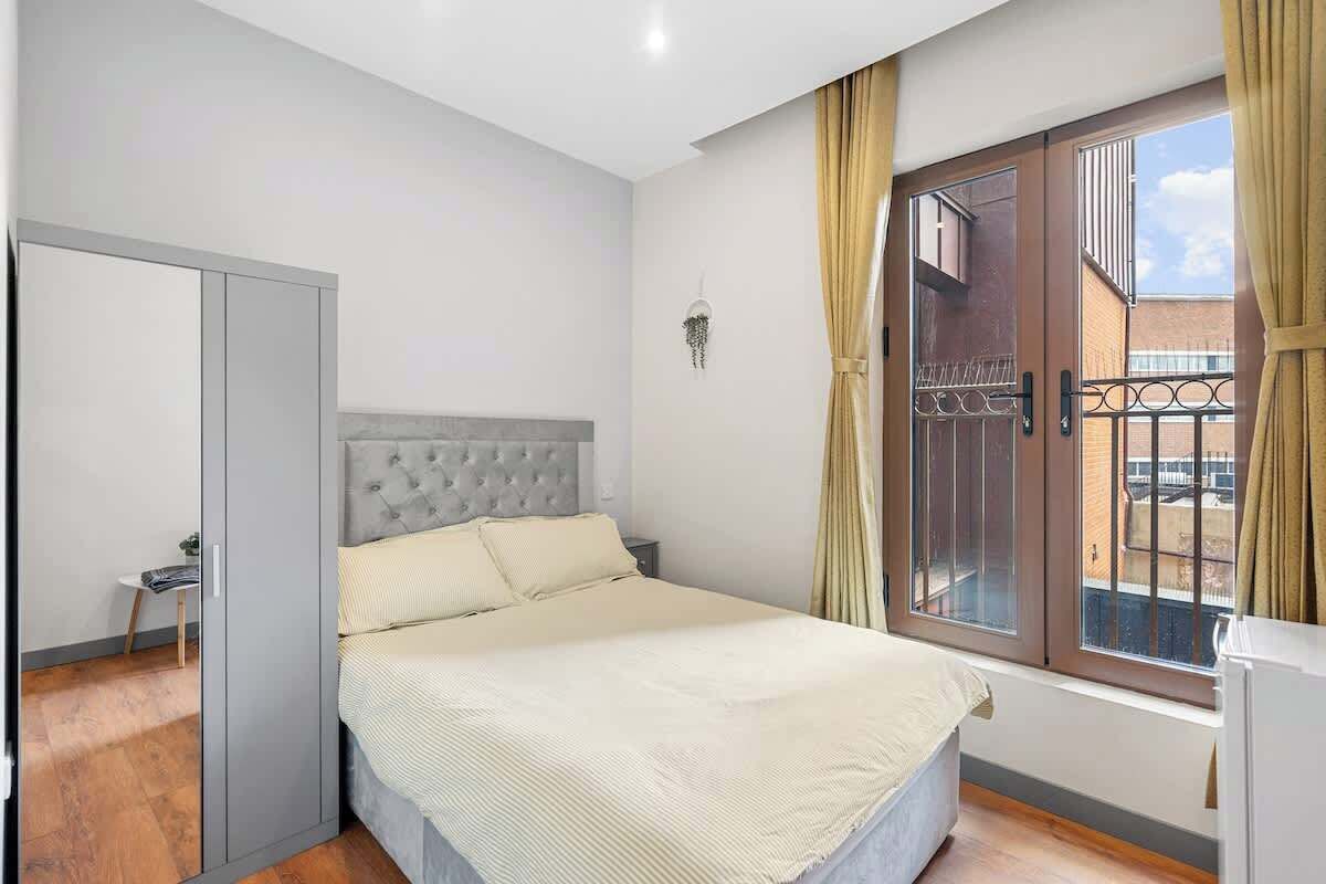 Tabla de planchar con plancha, wifi, ropa de cama