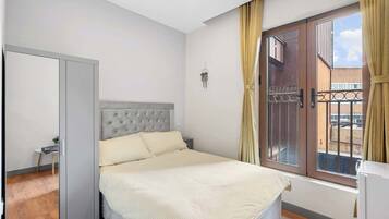 Tabla de planchar con plancha, wifi, ropa de cama