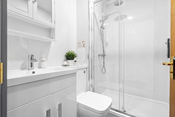 Dusche, Haartrockner, Shampoo