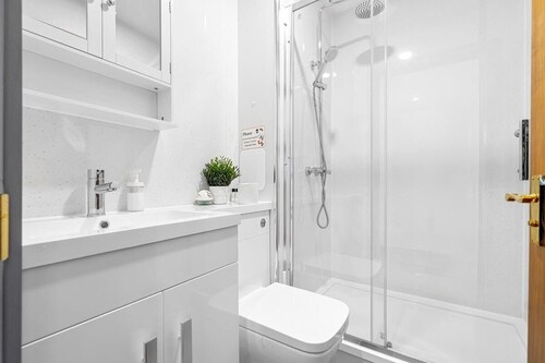 Stylish Double Room | Rooftop Bar & 1 Min to Station