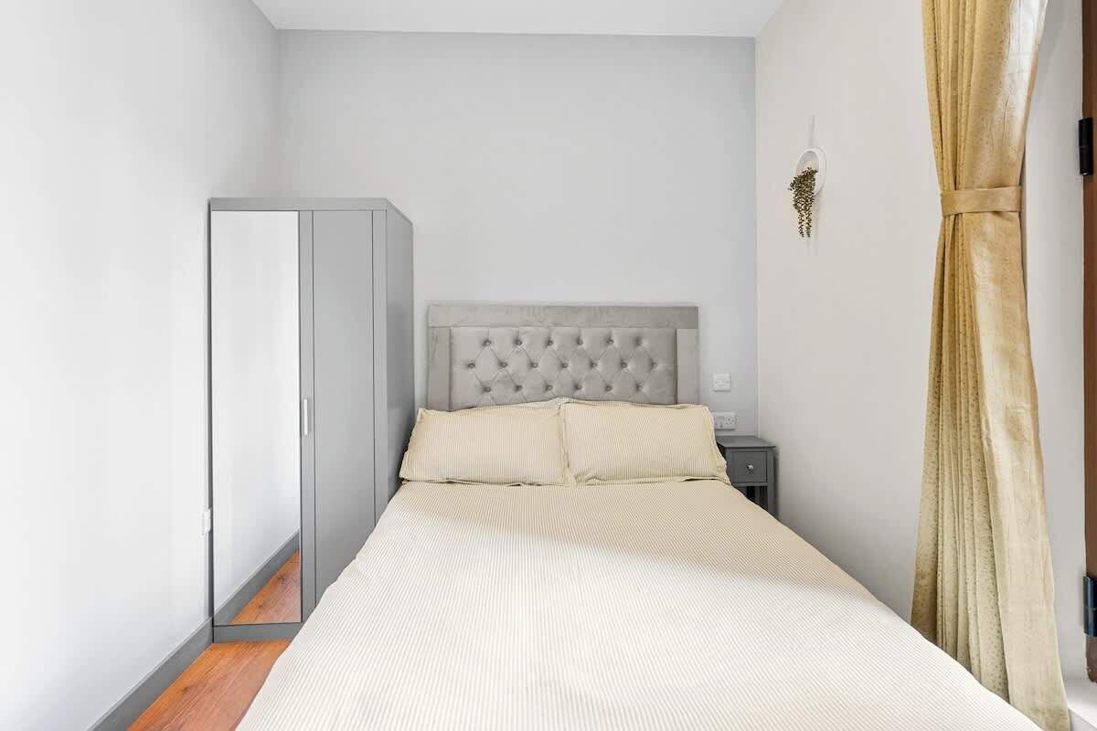 Tabla de planchar con plancha, wifi, ropa de cama
