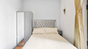 Tabla de planchar con plancha, wifi, ropa de cama