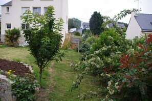 Property grounds - Apartment in house with garden 5 min from beaches. Beds made up on arrival. (Audierne)