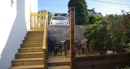 Appartement dans maison avec jardin à 5 min des plages. Lits faits à l'arrivée.