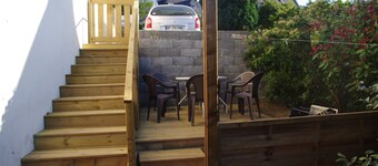 Apartment in house with garden 5 min from beaches. Beds made up on arrival.