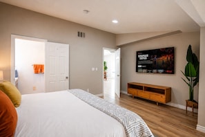 3 habitaciones, escritorio y tabla de planchar con plancha 