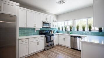 Coffee/tea maker, fridge, microwave, stovetop