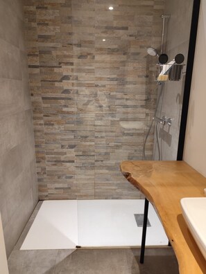 Serviettes fournies, savon, papier de toilette