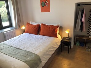 1 habitación, tabla de planchar con plancha y cuna de viaje 