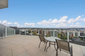 Outdoor dining - Top Floor Duplex • 2BR/2BA • Sky Tower & Sea Views (Auckland)